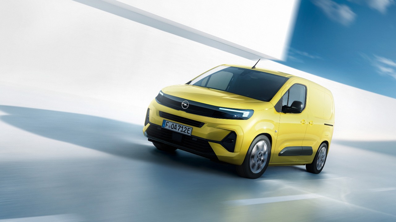 Pogled s prednje strane na žuti novi Opel Combo Cargo Electric u pokretu