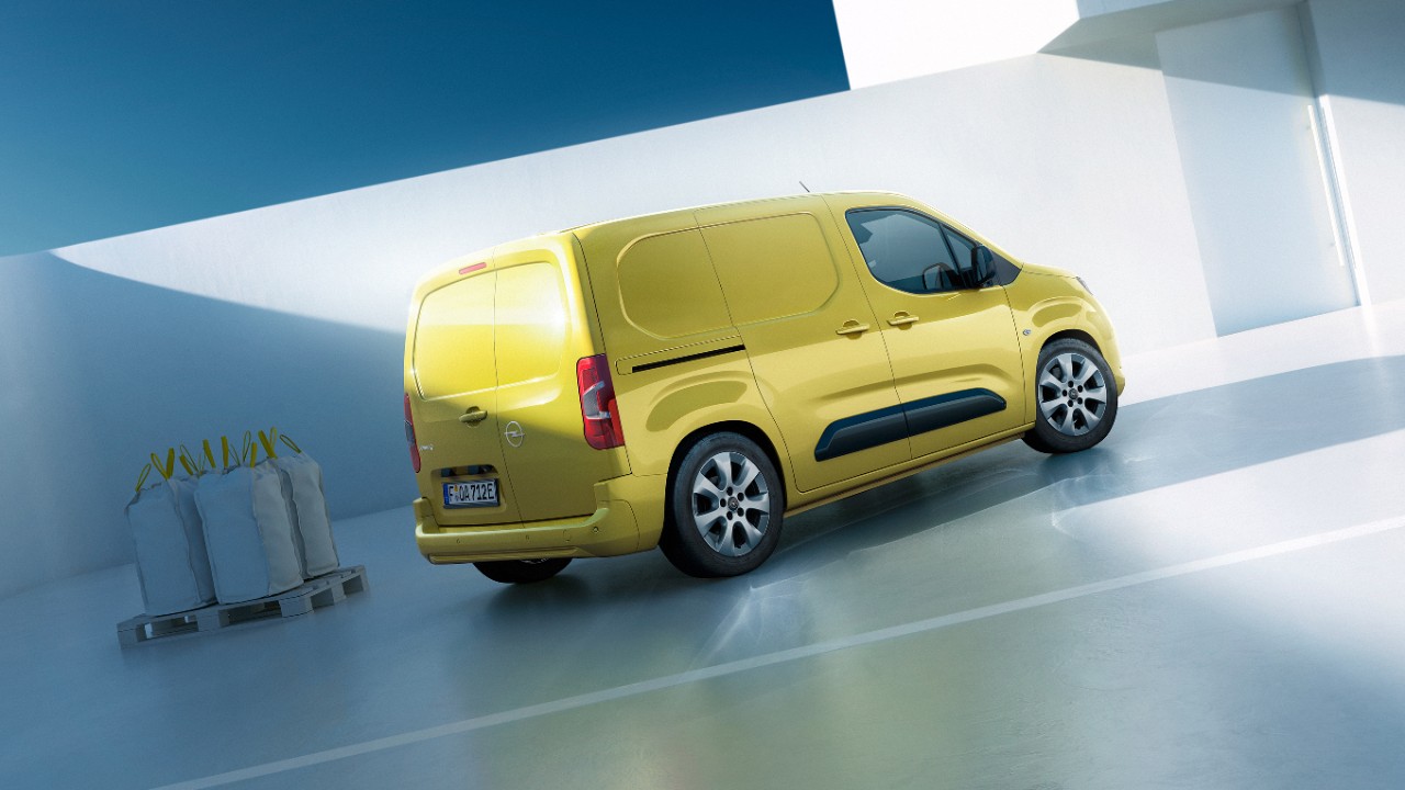 Pogled straga na žuti novi Opel Combo Cargo Electric