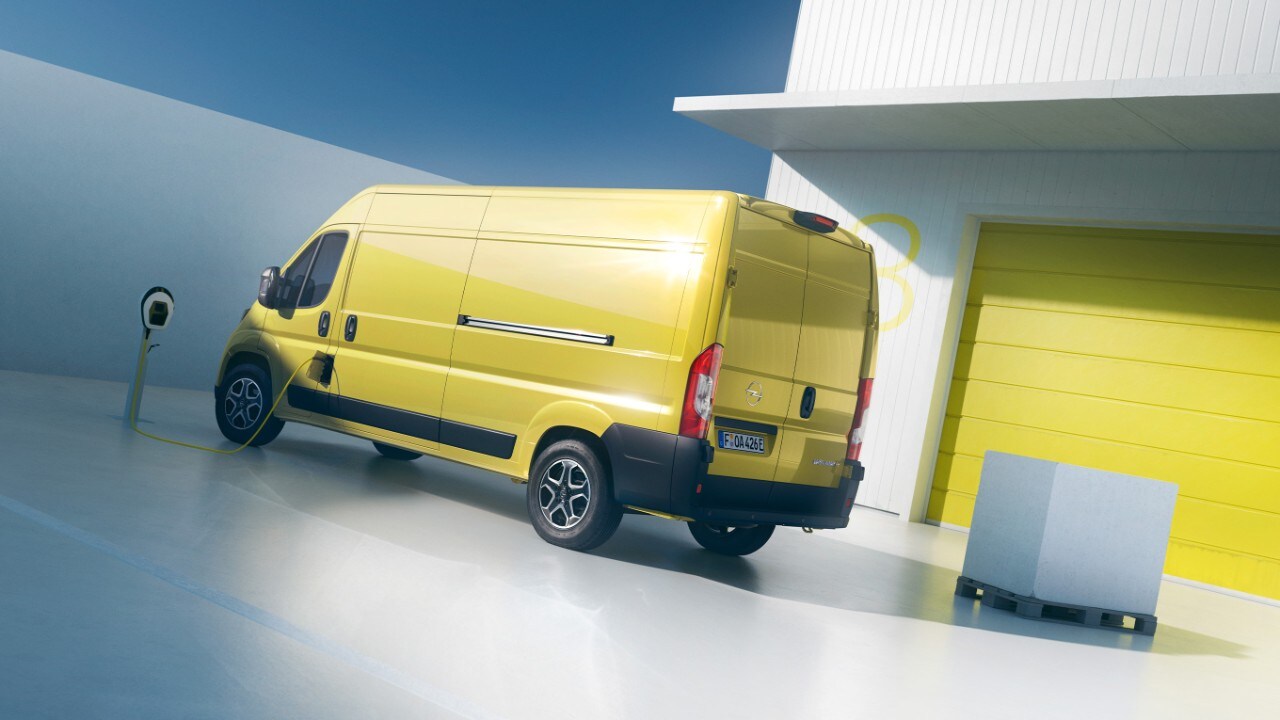 Pogled sa stražnje strane na novi Opel Movano Electric