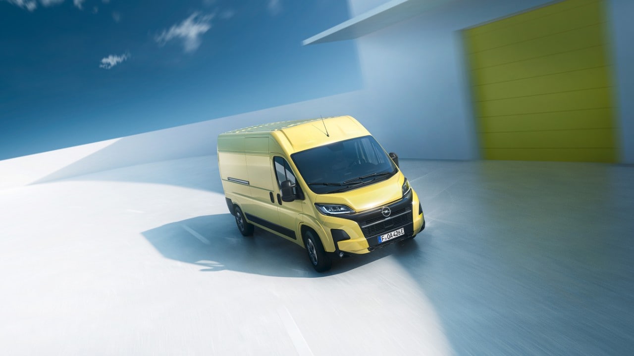 Pogled s prednje strane na novi Opel Movano Electric