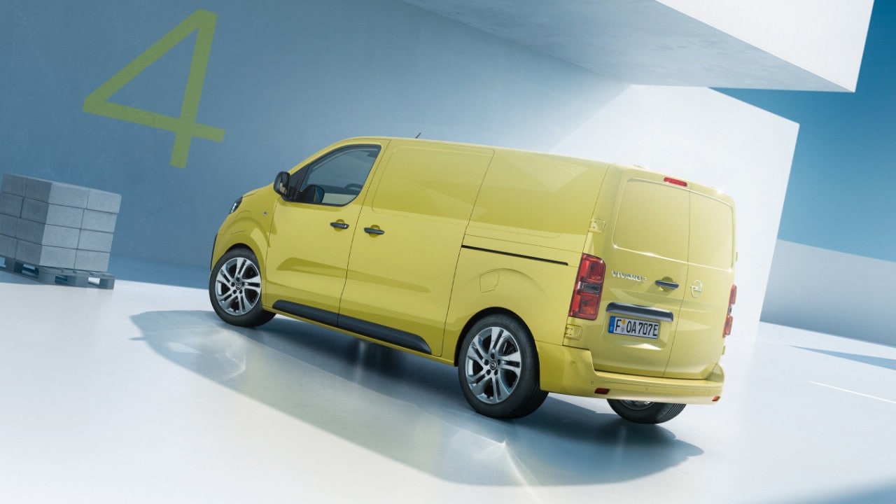 Pogled sa stražnje strane na novi Opel Vivaro Electric u pokretu