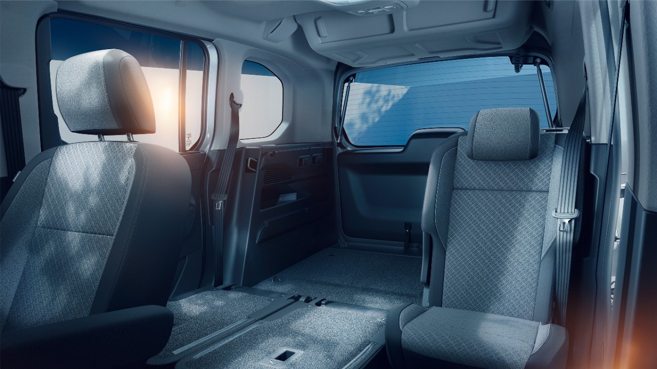 Pogled iznutra na Opel Combo Electric sa sklopivim sjedalima