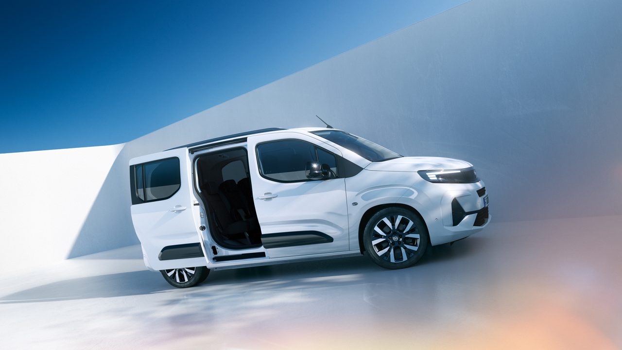 Bočni pogled na bijeli Opel Combo Electric s kliznim vratima