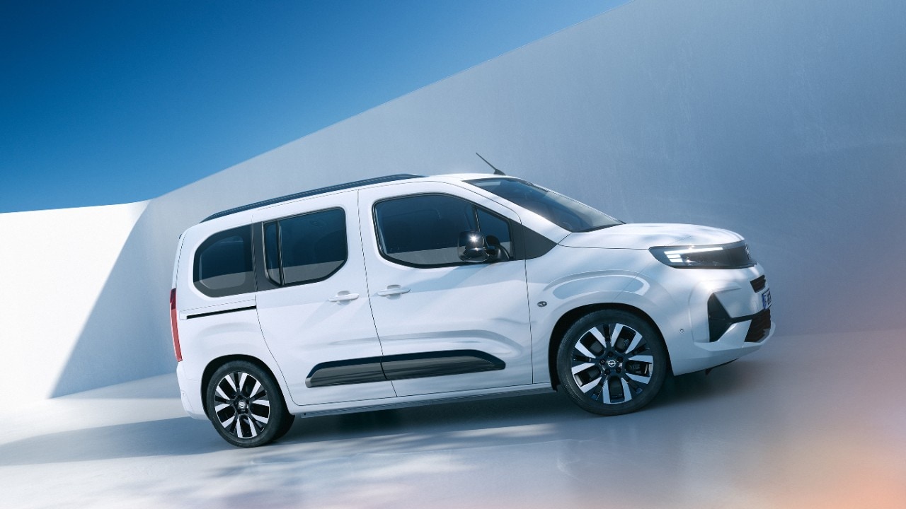 Bočni pogled na bijeli Opel Combo Electric