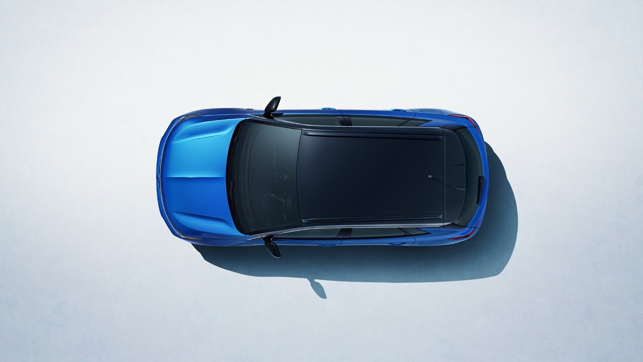 Pogled odozgo na plavi Opel Grandland Plug-in Hybrid s crnim krovom