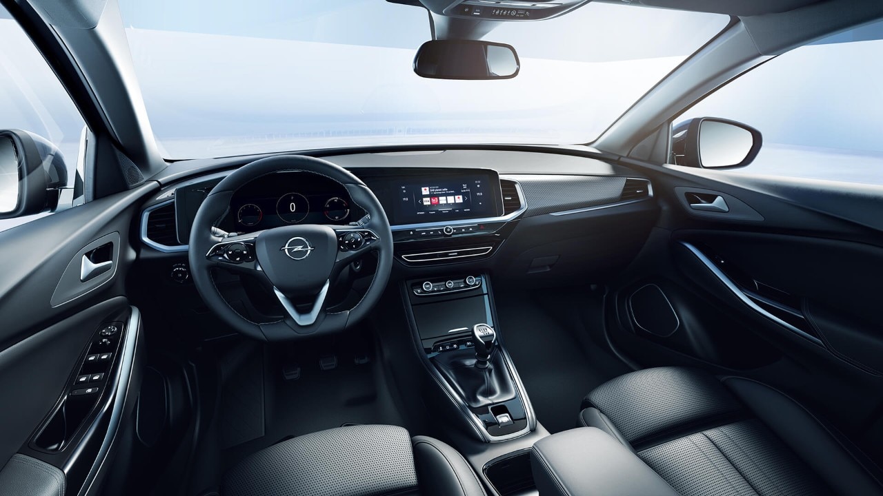 Pogled izbliza na prednje sjedalo i upravljač Opel Grandlanda u crnoj unutrašnjosti