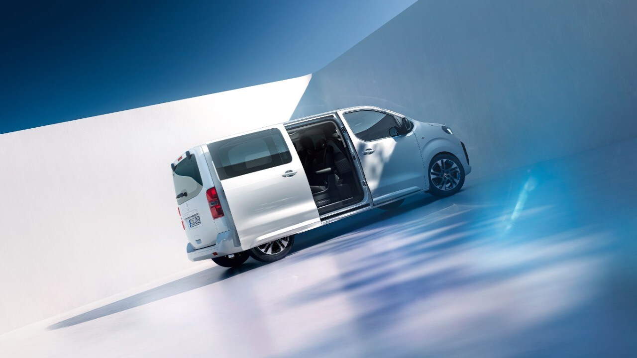  Bočni pogled na bijelu Opel Zafiru Electric s kliznim vratima