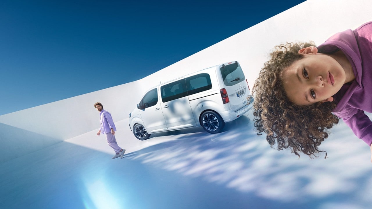  Muškarac i dječak s bijelom Opel Zafirom Electric u pozadini