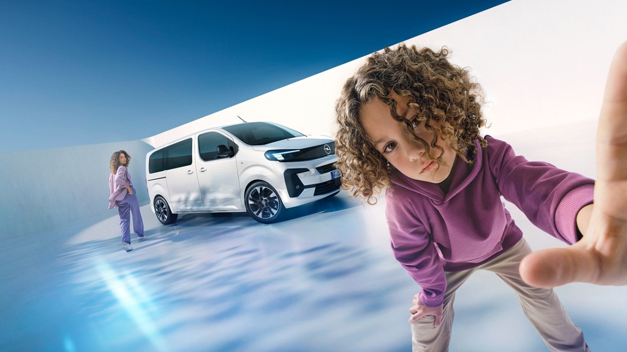  Žena i dječak s bijelom Opel Zafirom Electric u pozadini